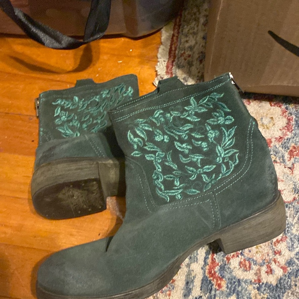SUNDANCE Agate Boots Green Leather Floral Embroidered Bohemian Boots Distressed